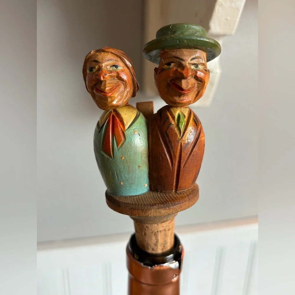 VINTAGE HAND-CARVED HAND-PAINTED KISSING COUPLE WINE BOTTLE CORK STOPPER